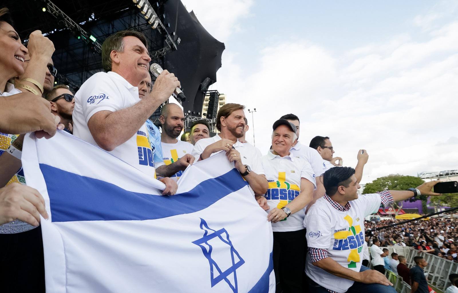 Jair Bolsonaro costuma exibir a bandeira de Israel em eventos políticos; na foto, o ex-presidente estava na Marcha para Jesus em São Paulo, em junho de 2019