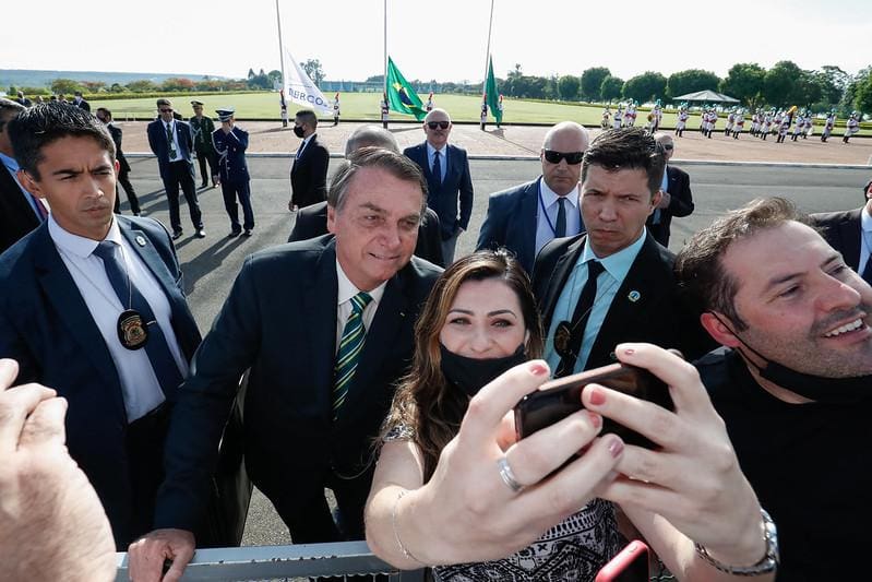Presidente Jair Bolsonaro tira fotos com apoiadores