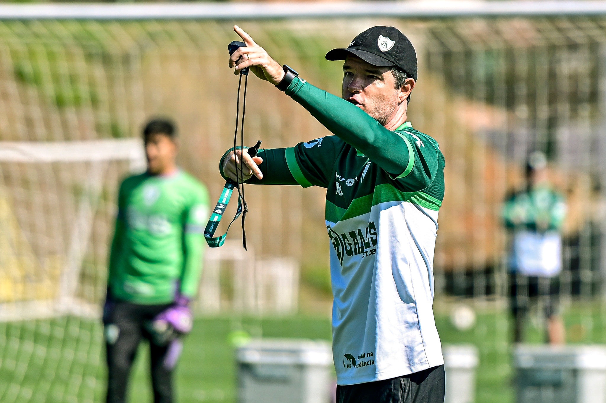 Diogo Giacomino, auxiliar permanente, vem comandando o América após a demissão do técnico Enderson Moreira