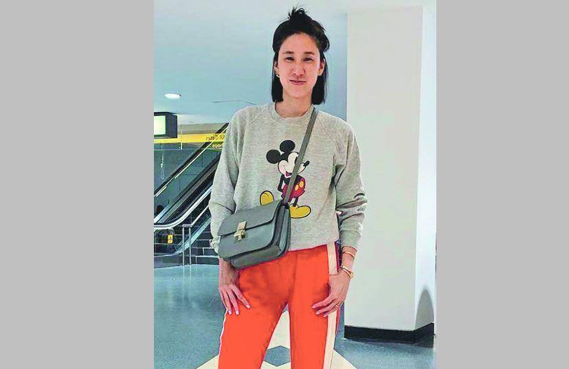 A diretora internacional de moda do Instagram, Eva Chen, investiu no look despojado com a blusa do Mickey