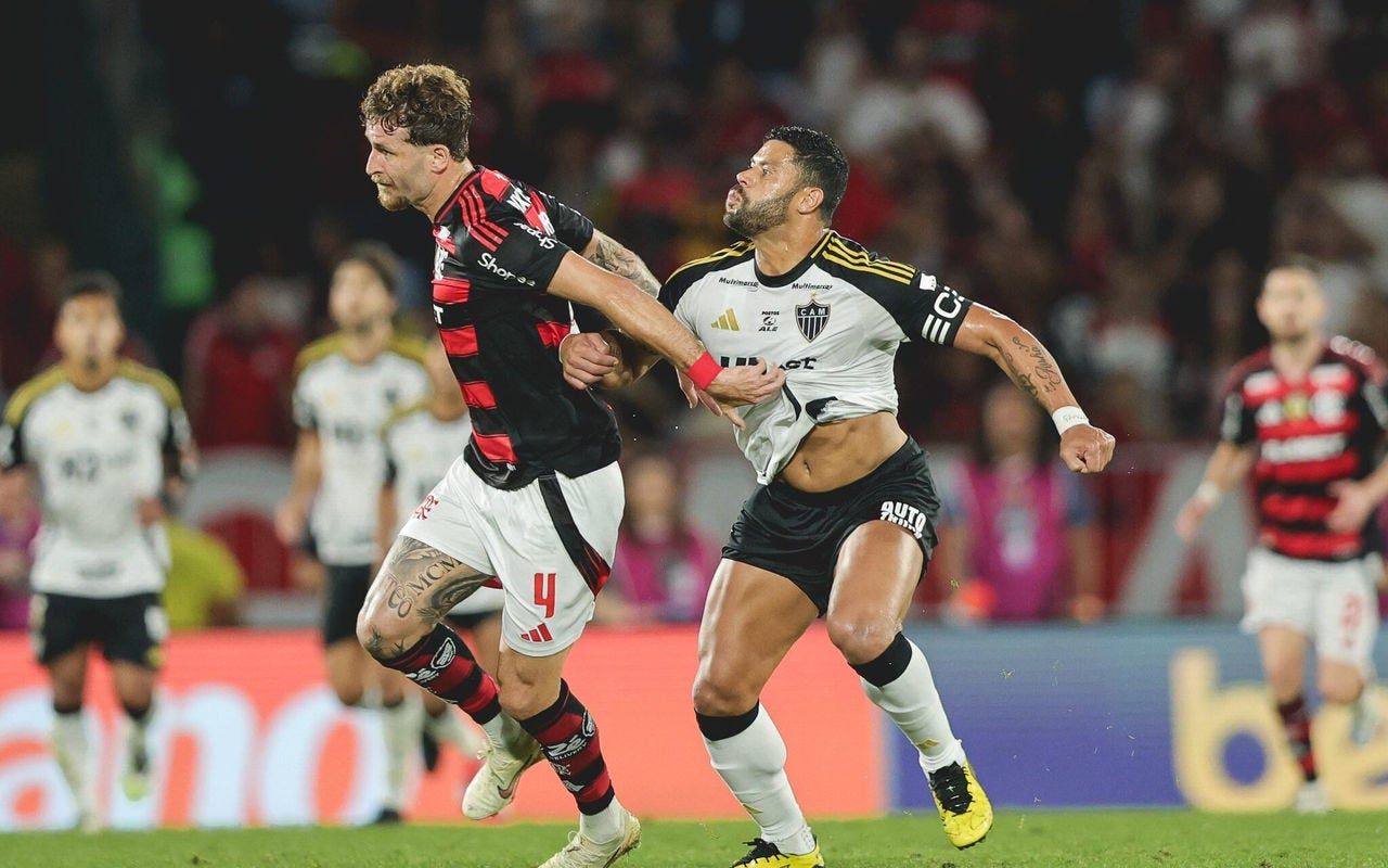 Léo Pereira e Hulk na partida entre Flamengo e Atlético-MG no domingo (Foto: Pedrio Souza/Atlético)
