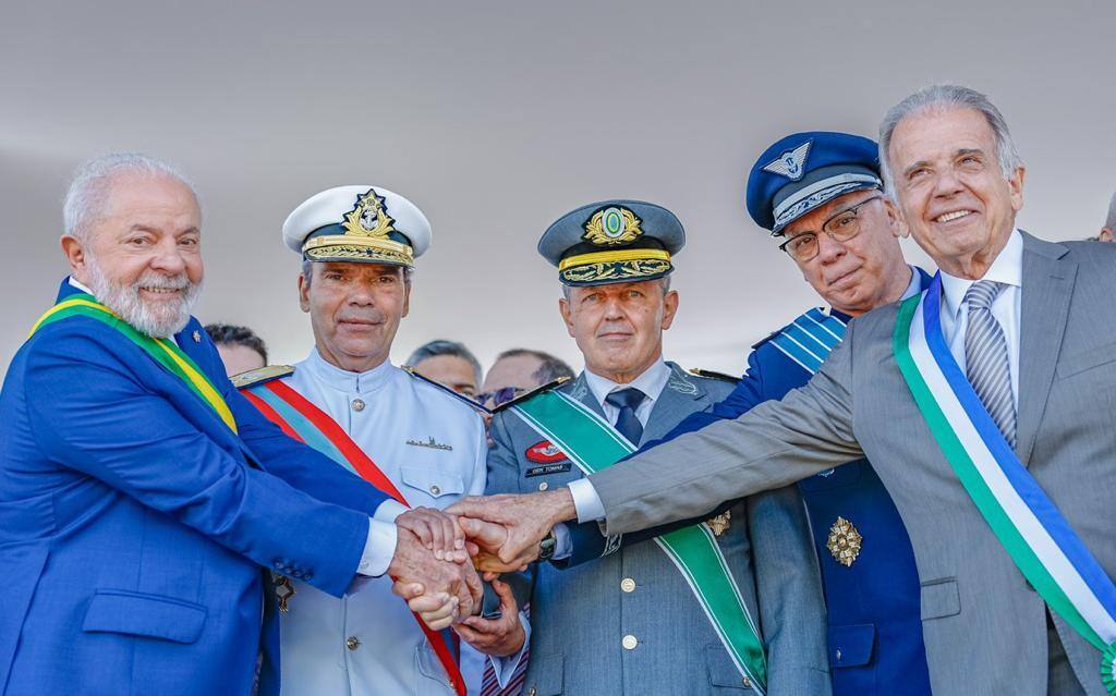Lula tenta se aproximar dos militares no 7 de Setembro