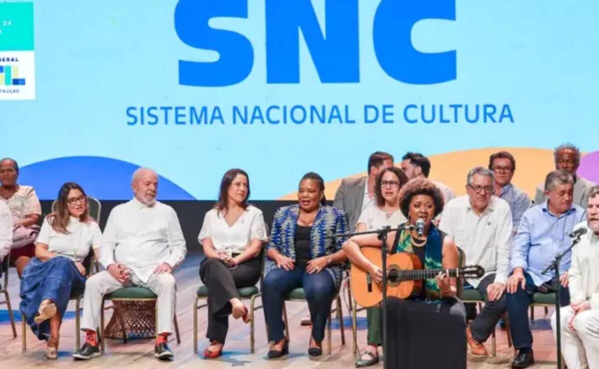 Presidente Lula ao lado da primeira-dama Janja e artistas em cerimônia que sancionou o Sistema Nacional de Cultura