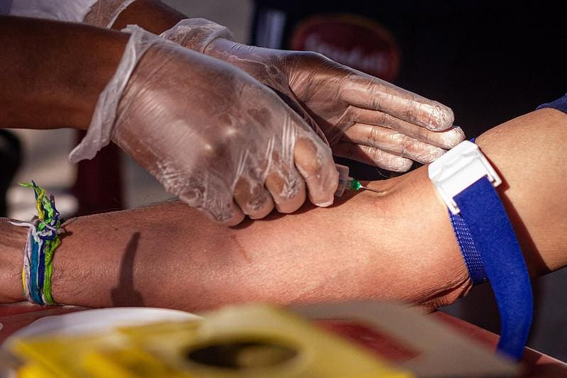Em média, são feitos 239 testes para detecção de coronavírus por dia em Minas