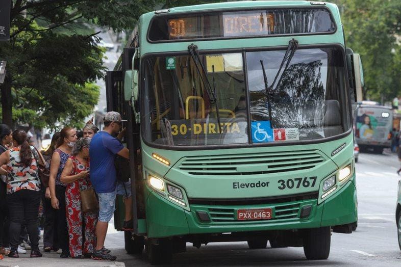 Prefeitura de BH testa fim do pagamento da passagem de ônibus com dinheiro