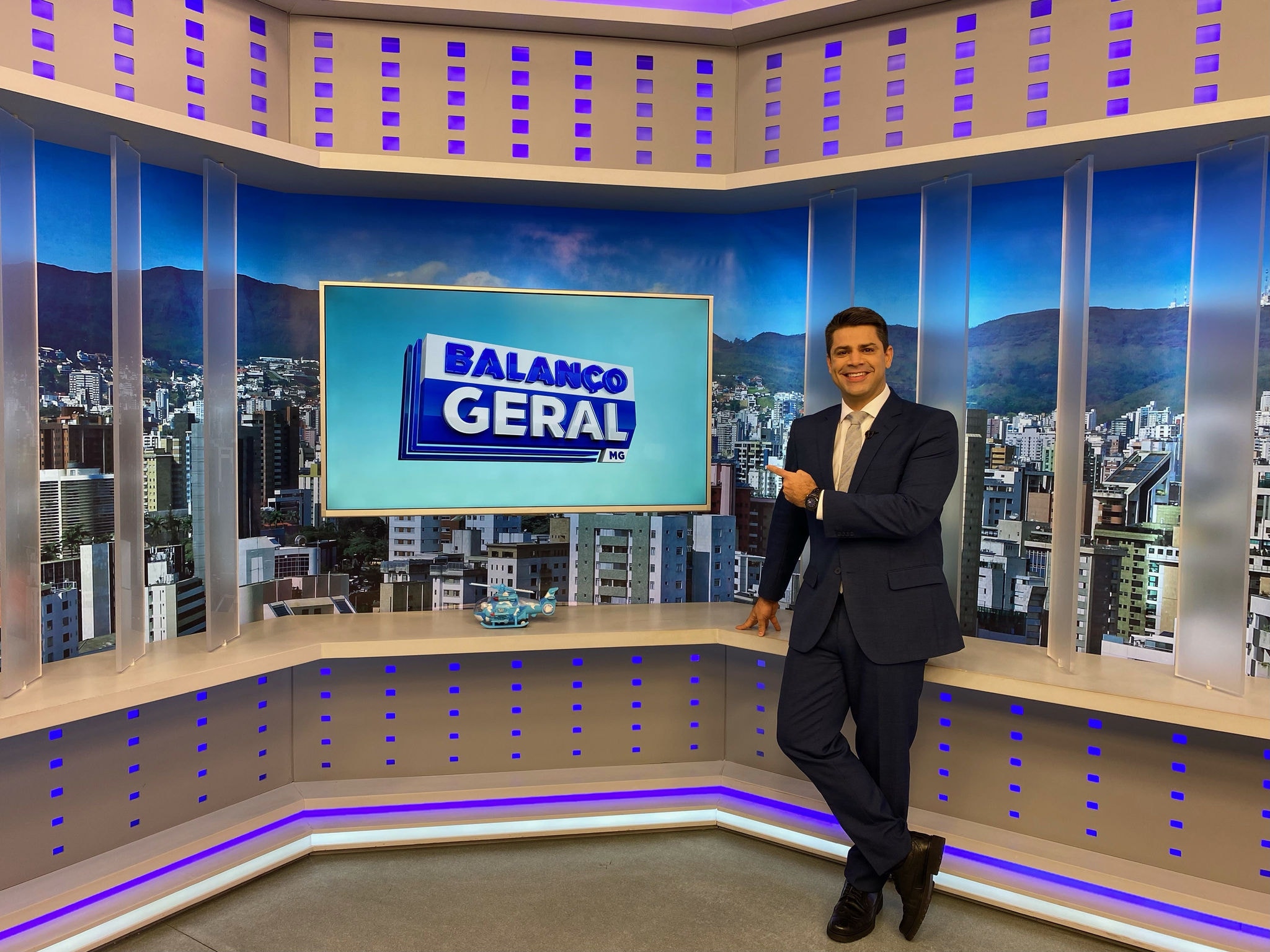 Lair Rennó assumirá o comando do "Balanço Geral" a partir da próxima segunda-feira