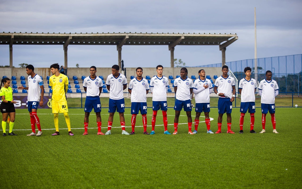 Atletas do Sub-17 do Bahia perfilados no campo sintético do CT (Foto: Letícia Martins / EC Bahia)