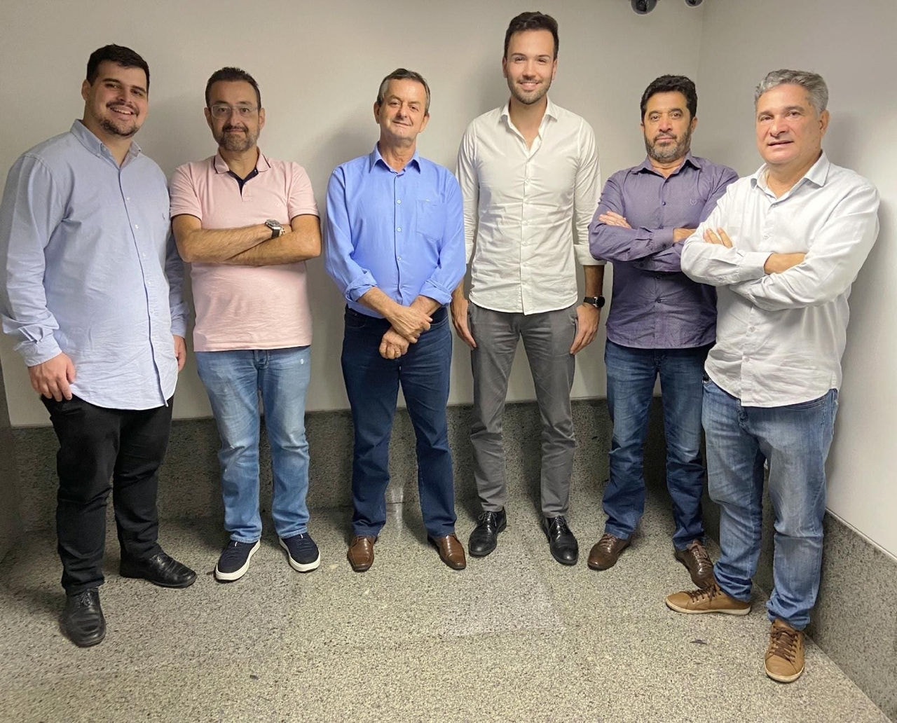 O deputado Bruno Engler (PL), primeiro da esquerda para a direita, posa com outros deputados do PL ao lado de Tadeuzinho (MDB), de camisa branca ao centro, após partido decidir apoiar o emedebista para a presidência da ALMG