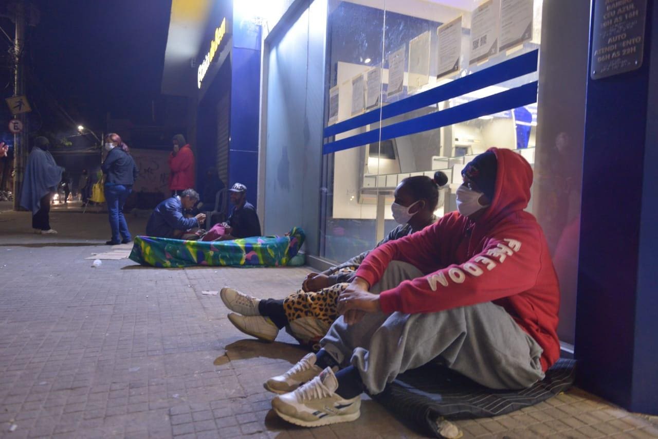 Pessoas dormem na porta da Caixa para sacarem o dinheiro do auxílio emergencial