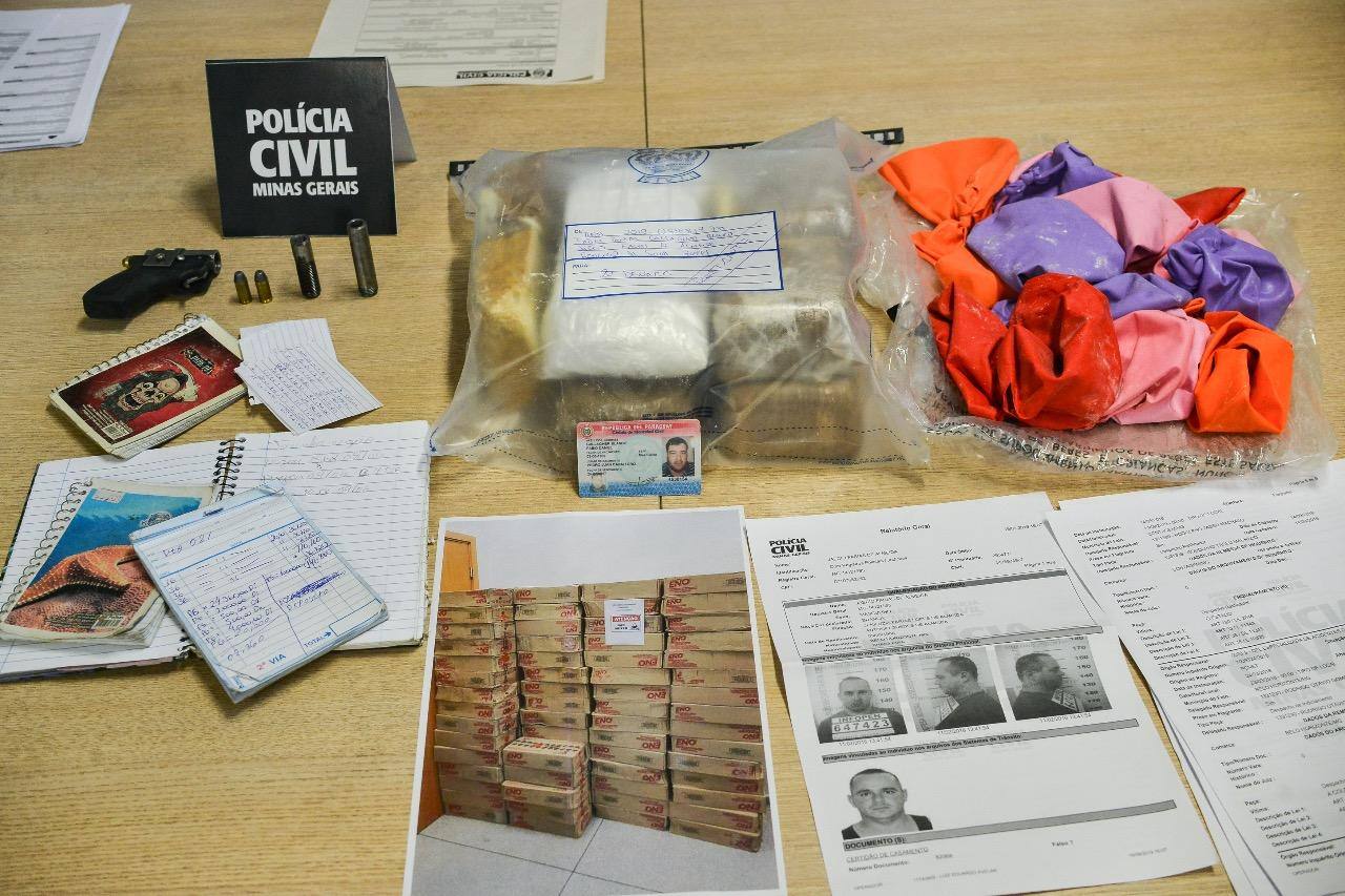 Com os suspeitos foram apreendidos seis quilos de cocaína e crack, uma pistola artesanal e 140 caixas de sal de fruta