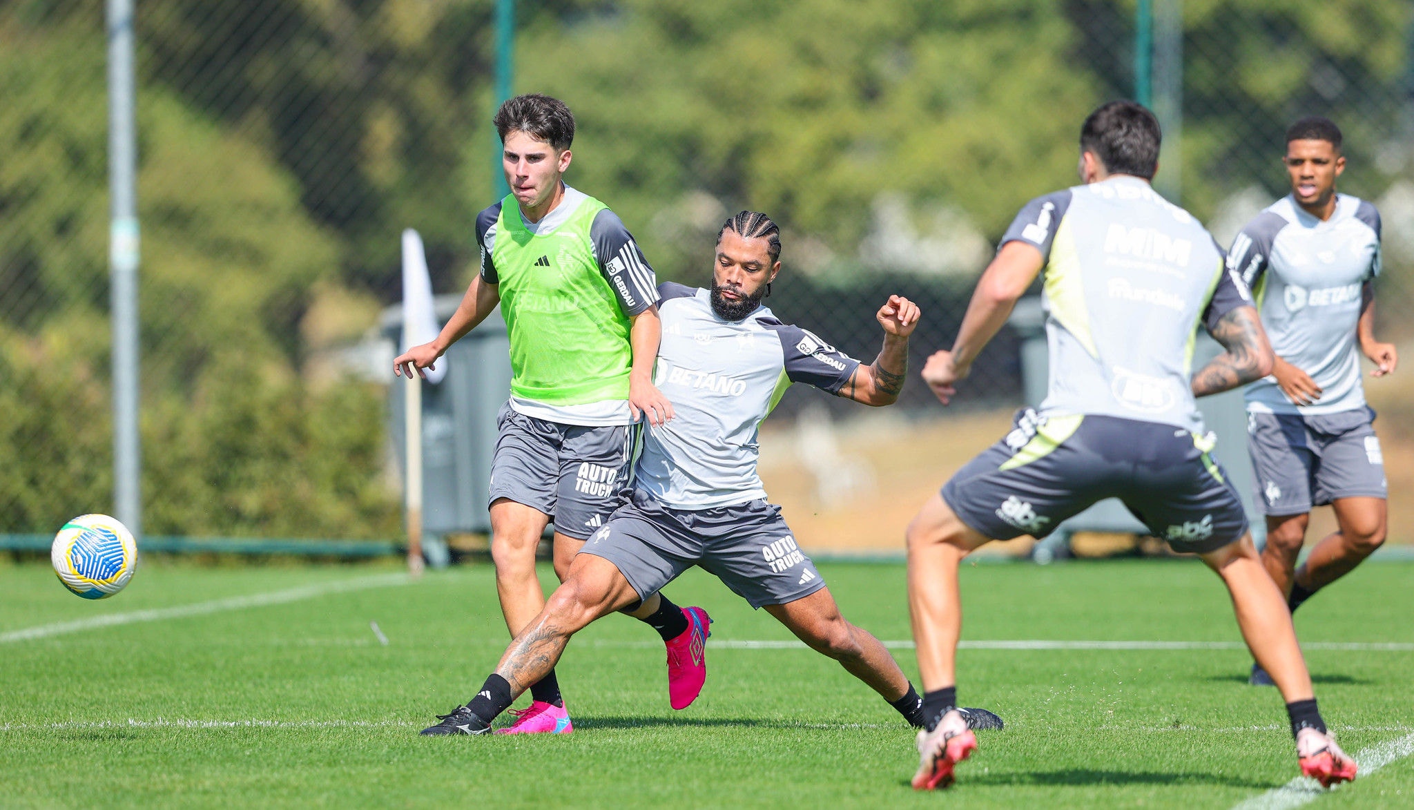 Otávio, volante do Atlético, mandou mensagem para os torcedores do Bourdeaux, clube em que atuou por quase seis anos