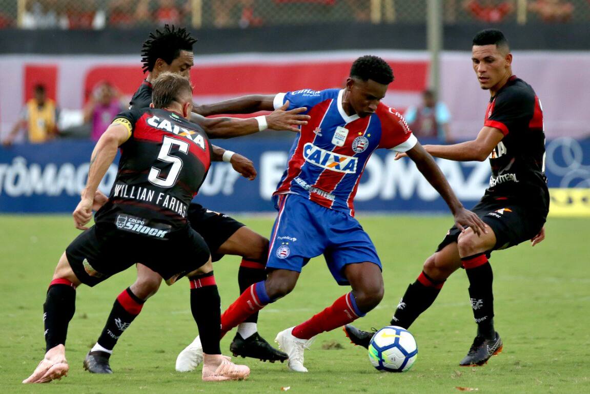 Empatados em 2 a 2, Bahia manteve invencibilidade de dois anos sobre o Vitória - que terminou a partida afundado na zona de rebaixamento