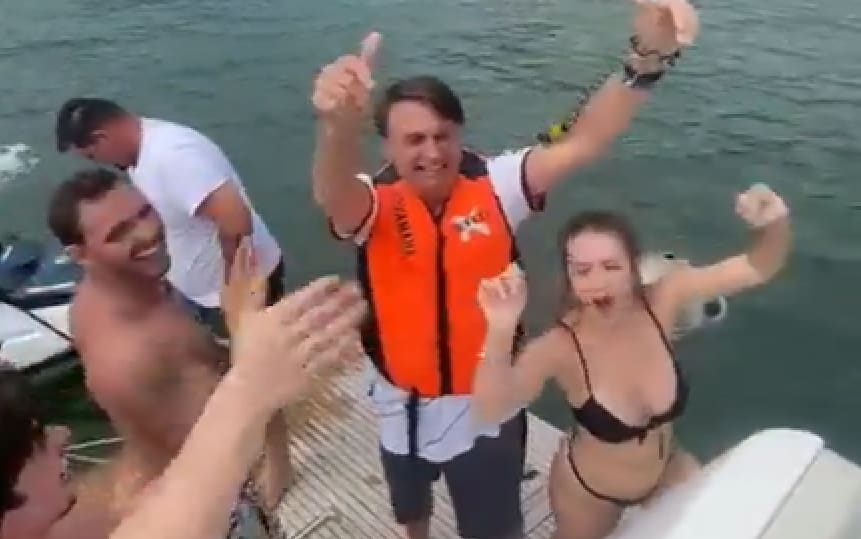 Jair Bolsonaro, dança funk em barco durante férias no Guarujá