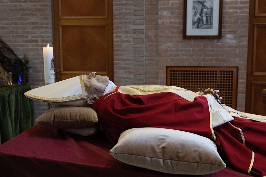 Papa emérito Bento XVI na capela do Mosteiro Mater Ecclesiae no Vaticano