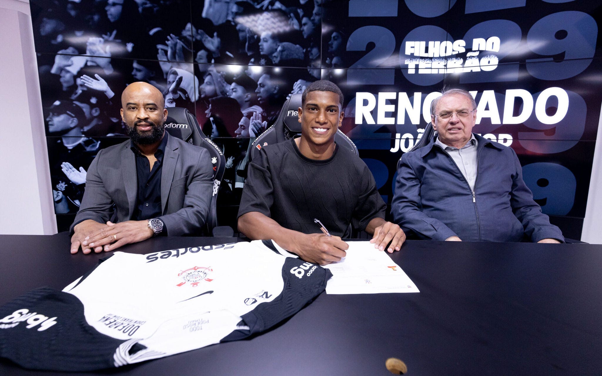 João Vitor renova contrato até 31 de outubro de 2029; ele já treina com o profissional. (Foto: Rodrigo Coca/Agência Corinthians)