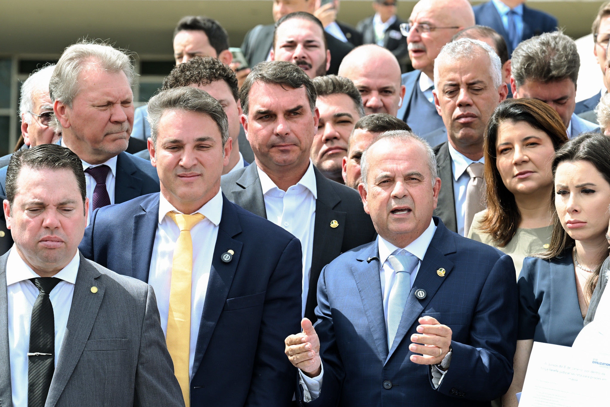 Deputados e senadores da oposição bolsonarista se reuniram ao pé da rampa do Congresso em ato contra a prisão domiciliar de Jair Bolsonaro e em defesa de medidas como o fim do foro privilegiado e o impeachment de Alexandre de Moraes