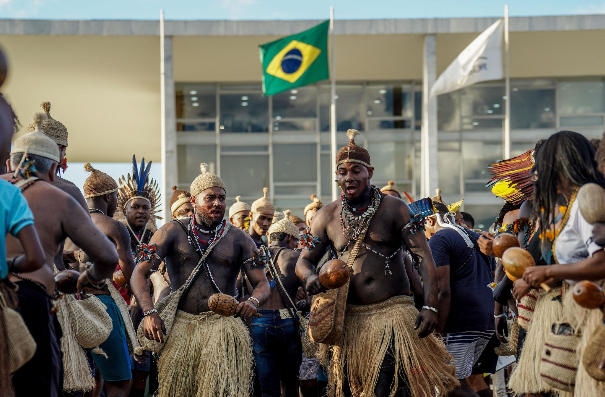 Indígenas de várias etnias que participam do Acampamento Terra Livre 2024 marcham na Esplanada dos Ministérios com o slogan #EmergênciaIndígena: Nossos Direitos não se negociam.