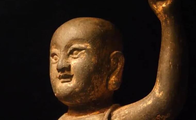 Estátua de bronze de buda foi encontrada em praia da Austrália