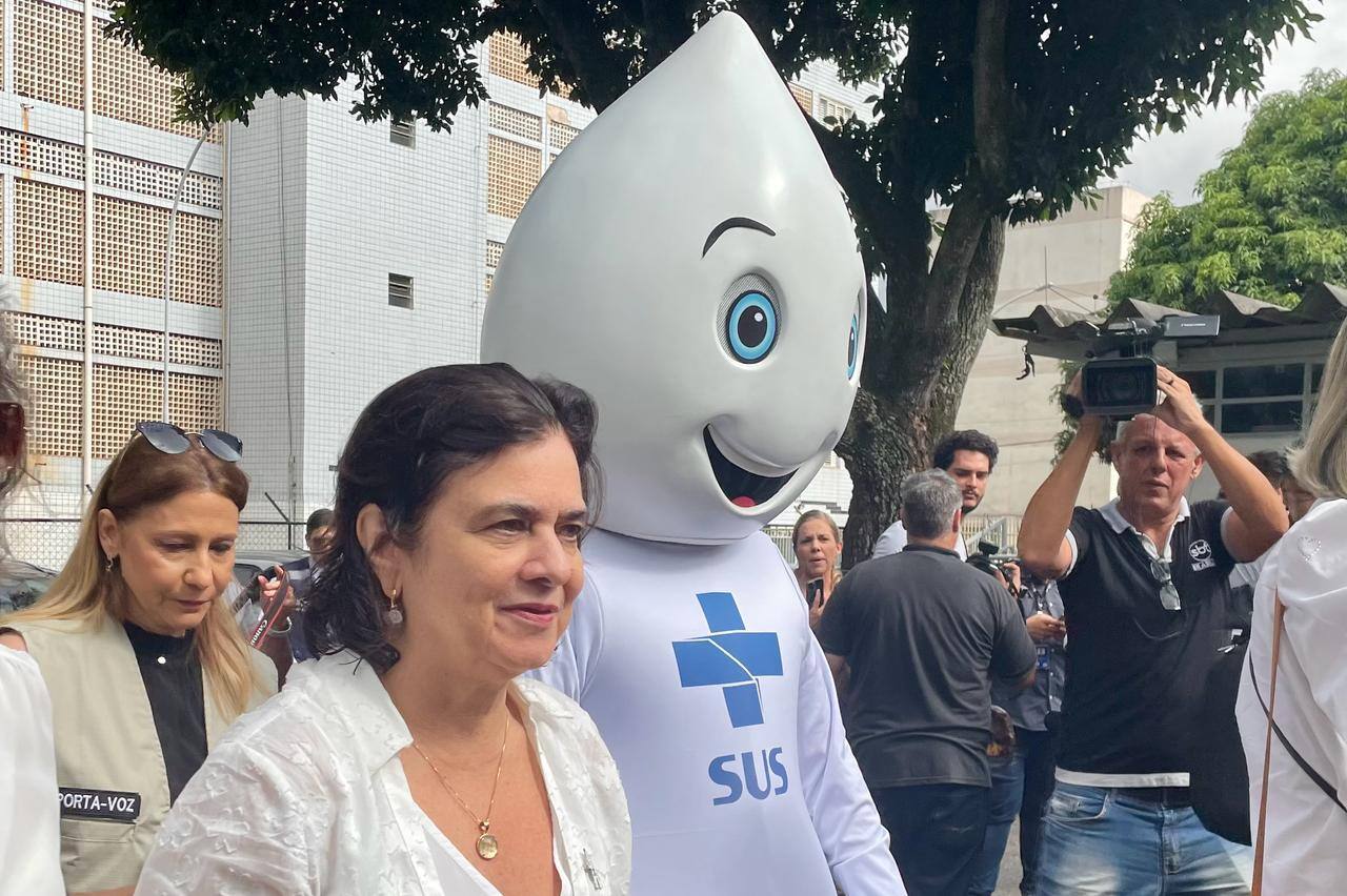 A ministra da Saúde, Nísia Trindade, acompanhou o início da vacinação contra dengue em uma UBS no DF ao lado do Zé Gotinha