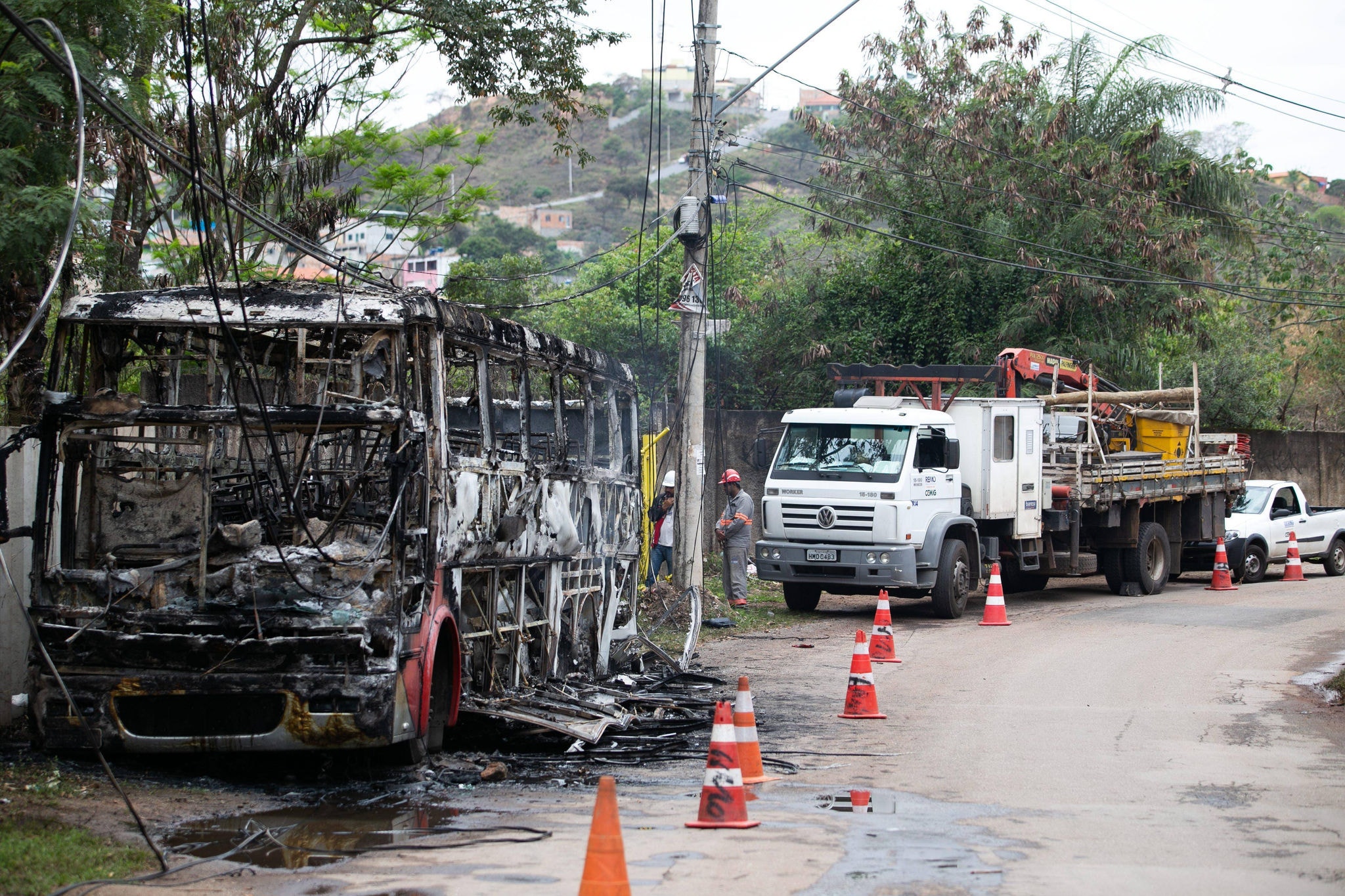 Ônibus ficou completamente destruído