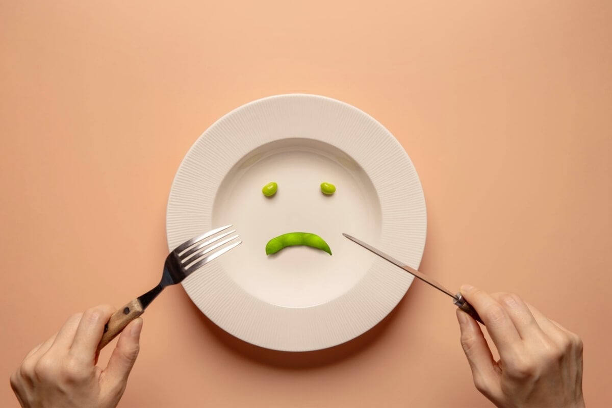 Seguir dietas restritivas sem acompanhamento profissional pode causar danos à saúde
