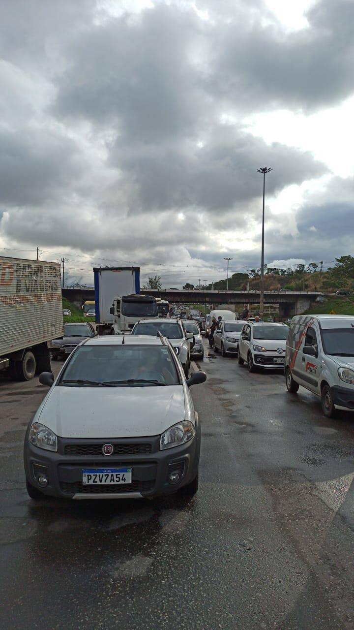 Trânsito é lento na via