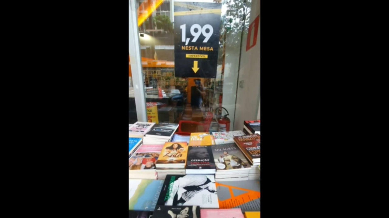 Mesa de promoções do Outlet do Livro, na Savassi