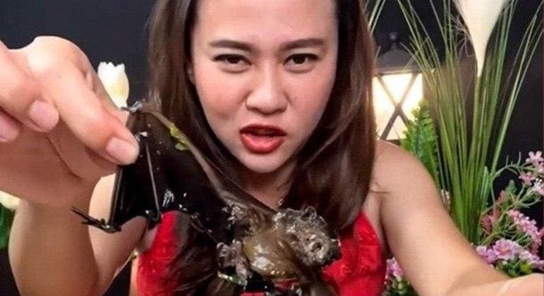 Tailandesa foi detida após comer morcego e postar vídeo nas redes sociais