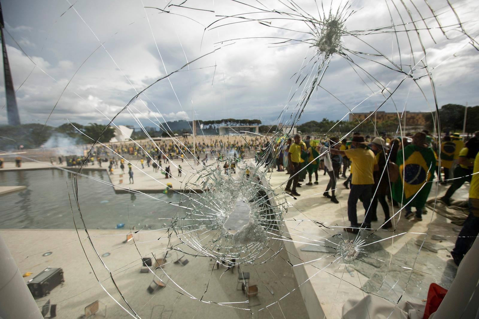 Praça dos Três Poderes, em Brasília, foi invadida em 8 de janeiro de 2023