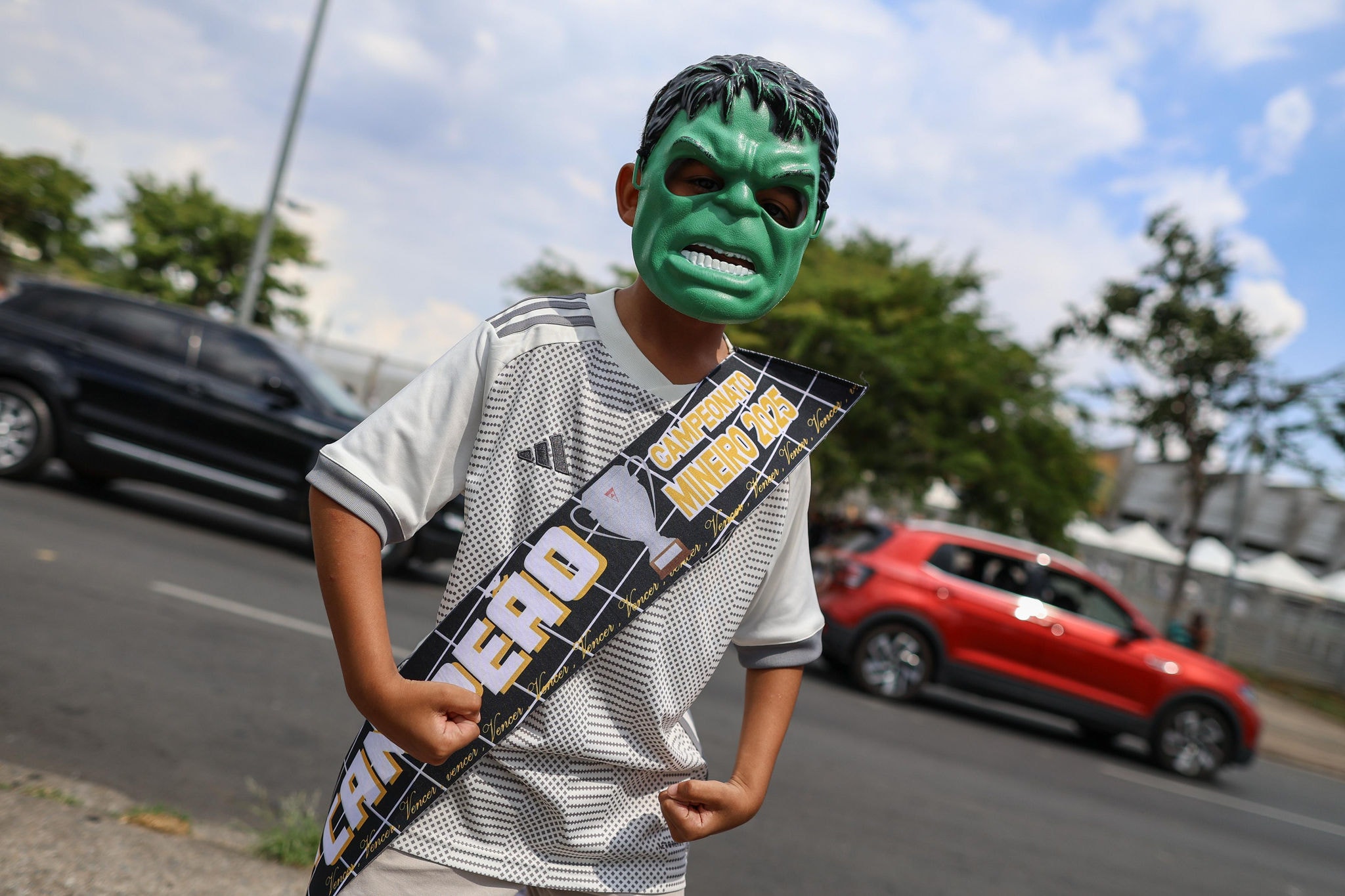 Menino vestido de Hulk no Mineirão para América e Atlético