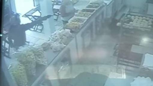 Imagens das câmeras de segurança da padaria mostram atirador chegando de capacete