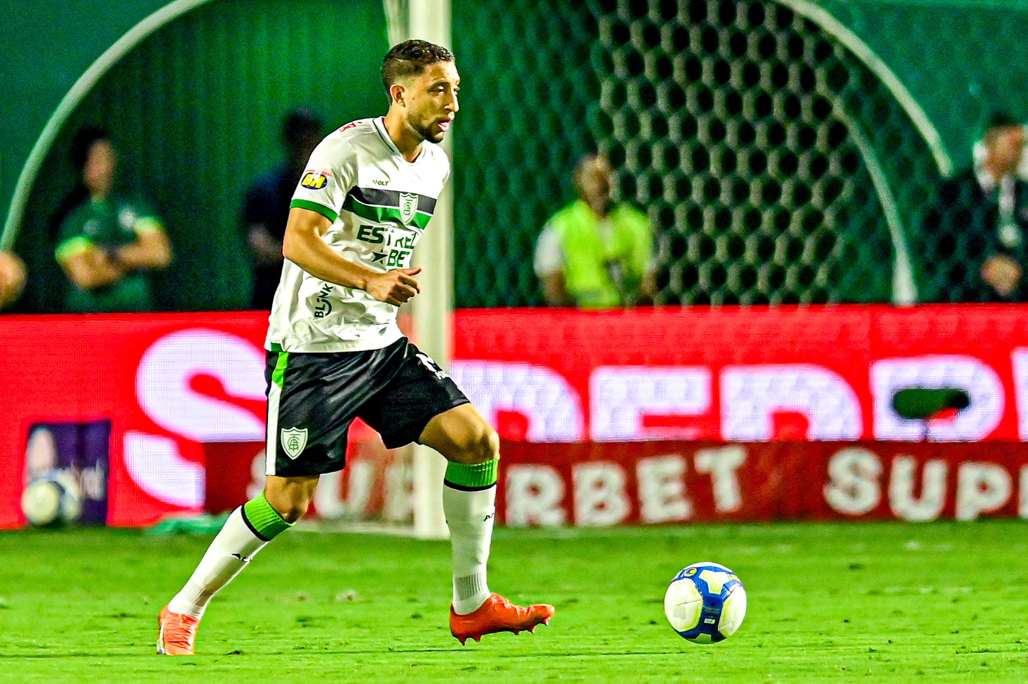 Zagueiro Júlio teve constatada a lesão depois de sofrer uma entorse no joelho direito, na partida contra o Goiás