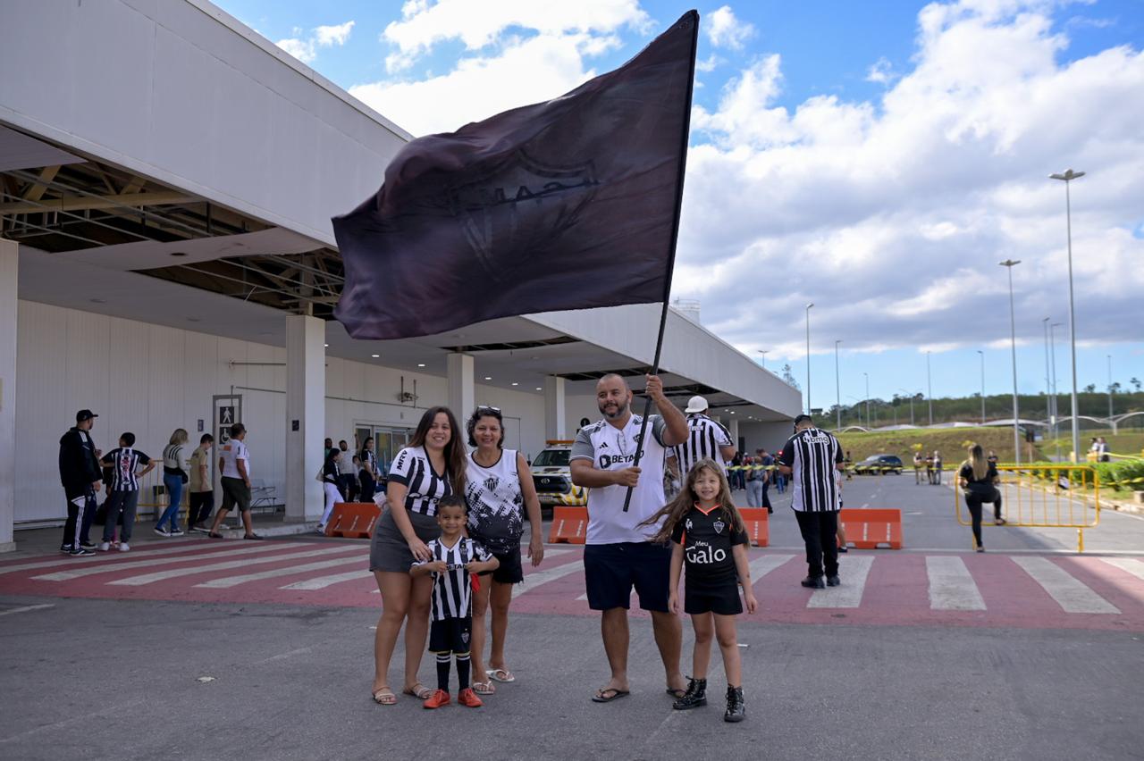 Torcedores do Atlético esperam desde cedo a chegada de Bernard no Aeroporto de Confins