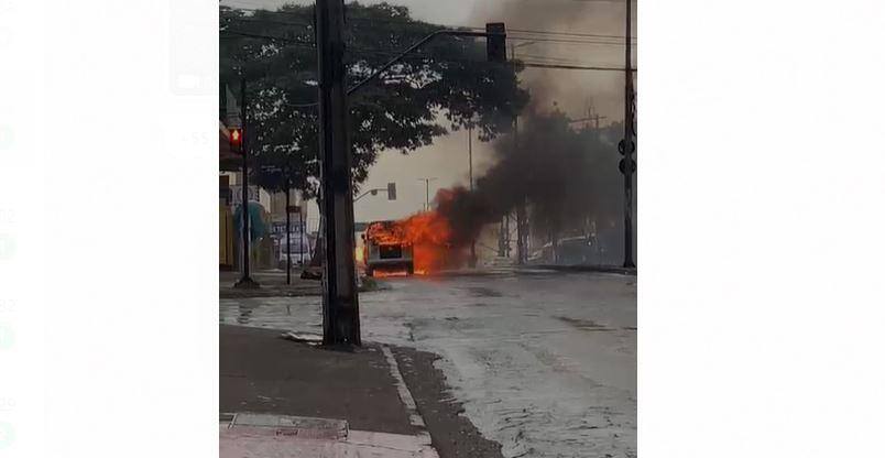 Kombi pega fogo após pane, mas ninguém se fere