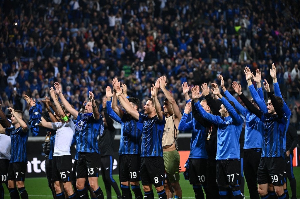 Atalanta's players celebrate after winning the UEFA Europa league second leg semi-final between Atalanta and Marseille at Bergamo's stadium on May 9, 2024. (Photo by Isabella BONOTTO / AFP)