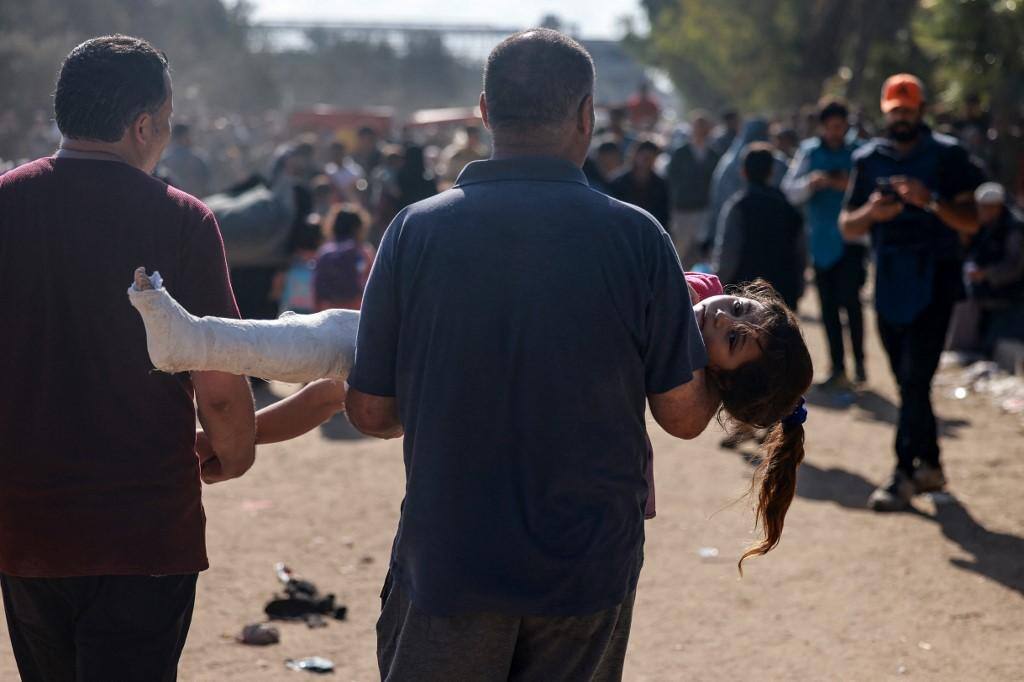 Criança ferida é carregada após ser socorrida em bombardeio à Cidade de Gaza, na Faixa de Gaza