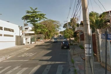 BMW foi parada pela PM na rua Professor Clóvis de Faria, onde fica a casa do motorista, no Santa Amélia