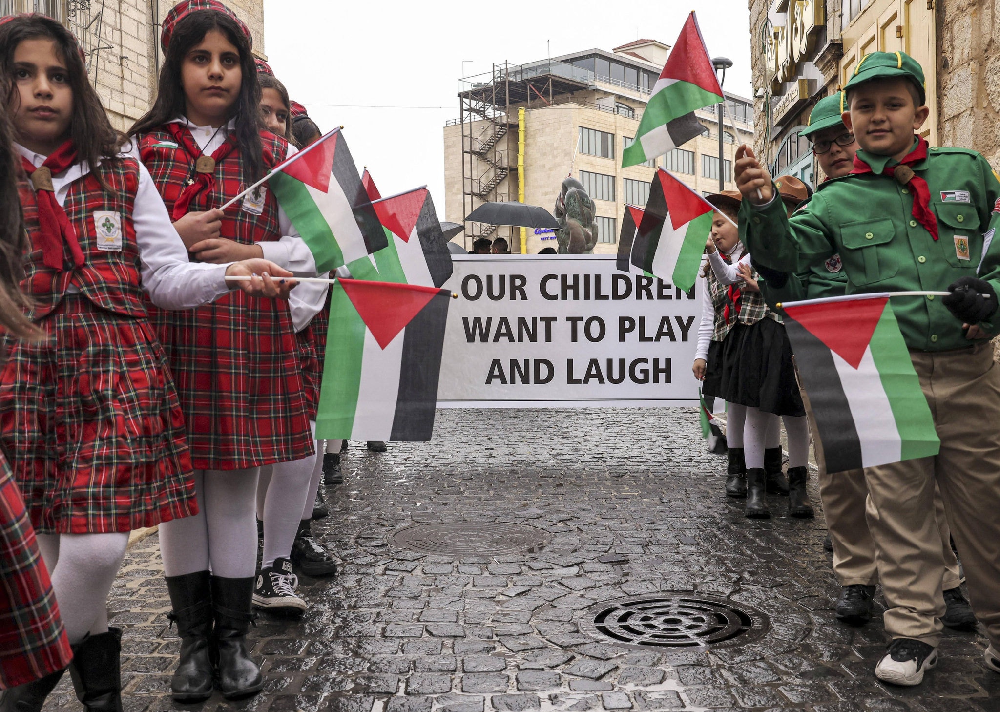 Crianças palestinas participam de ato cívico em Belém em 24/12/2023