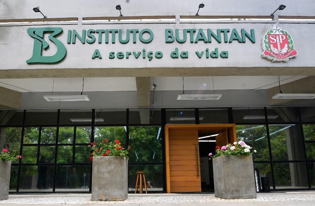 Imagem ilustrativa da entrada do edifício do Instituto Butantan, em São Paulo