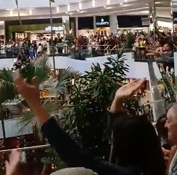 Manifestantes em shopping de Brasília