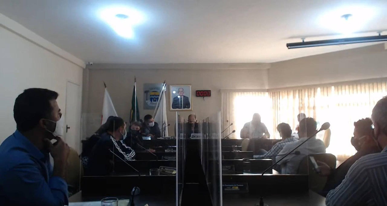 Transmissão da reunião presencial da Câmara Municipal de Ribeirão das Neves que contou com a presença do guarda municipal Paulo Sérgio Albuquerque
