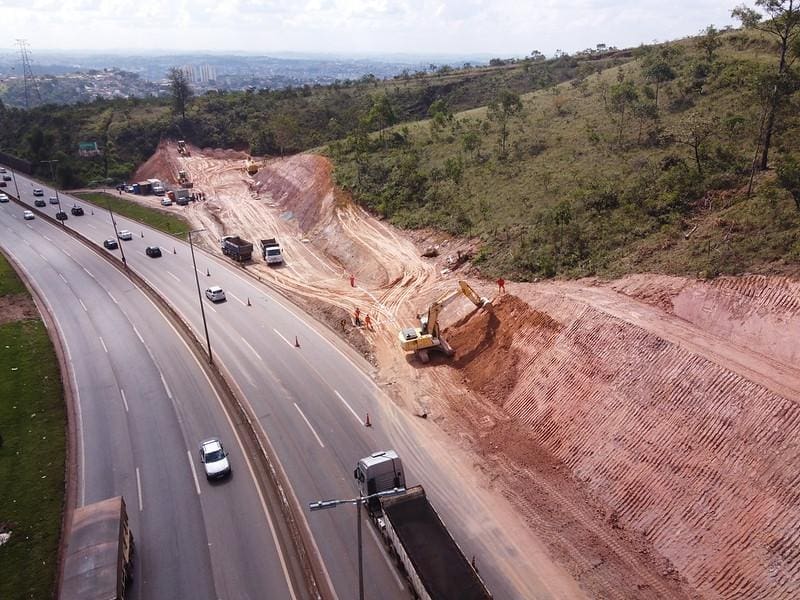 obra de escape no Anel Rodoviário de BH