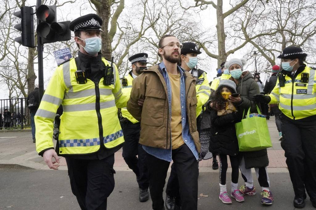 Pelo menos 36 pessoas foram presas e vários policiais ficaram feridos em Londres durante um dos protestos neste sábado (20)