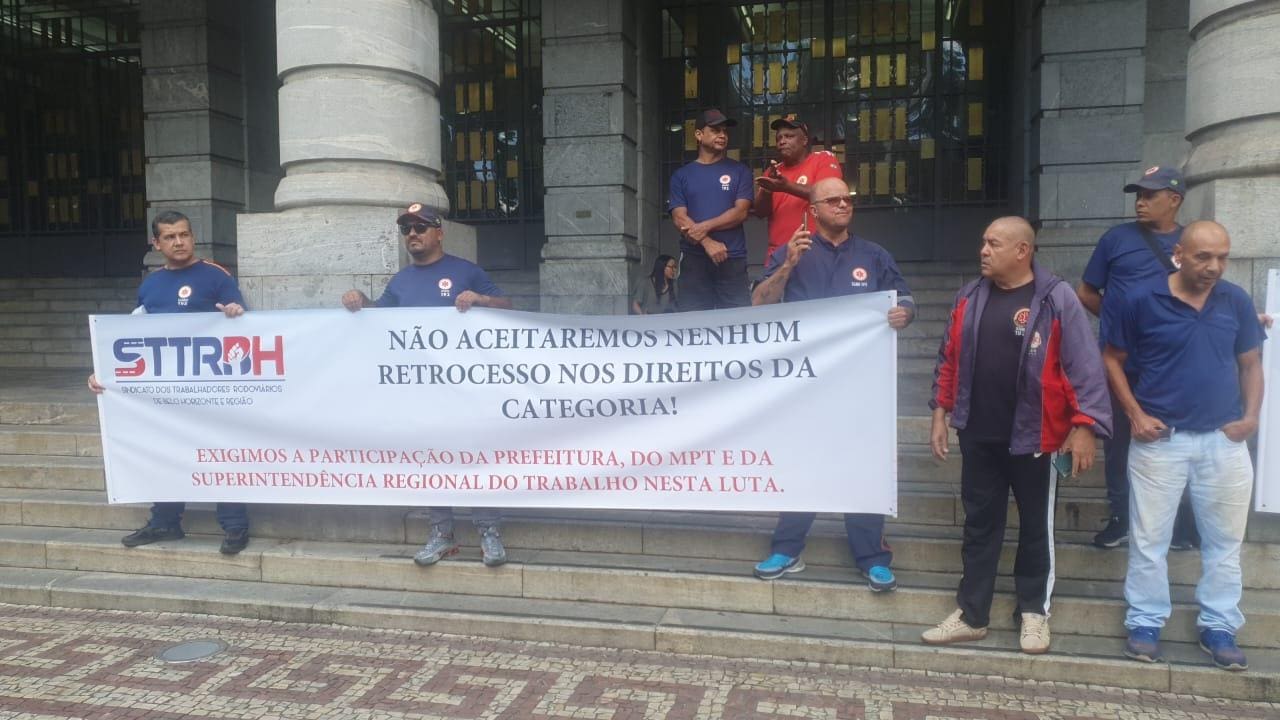 Motoristas do Samu manifestam em frente a prefeitura de BH