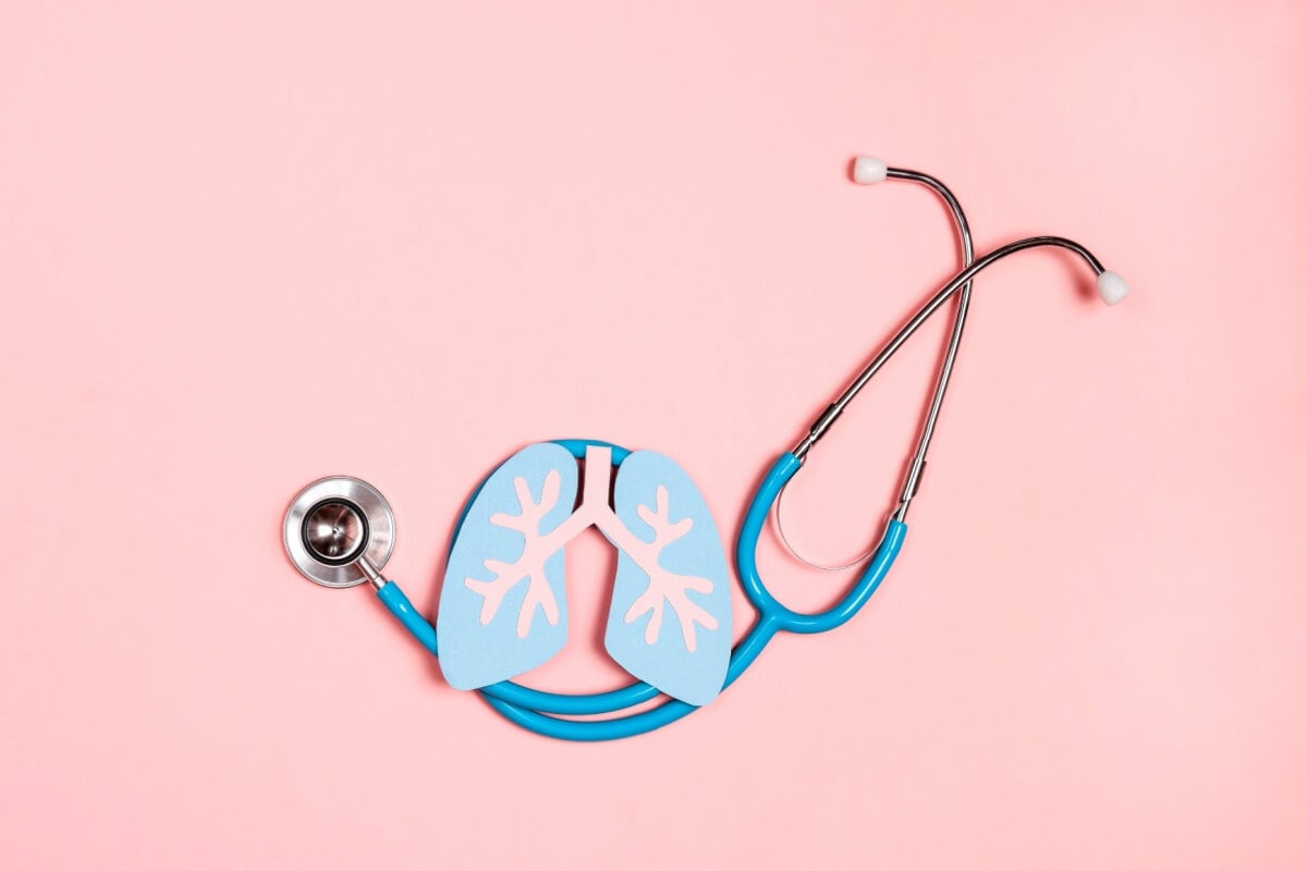  A espirometria é um teste de função pulmonar que mede a quantidade (volume) e/ou a velocidade (fluxo) de ar que pode ser inalada ou expirada