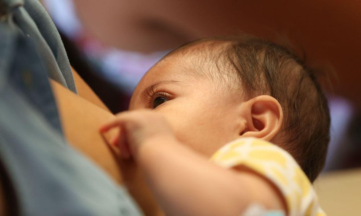 Colocar prótese de silicone no seio não impede que as mães amamentem os filhos 