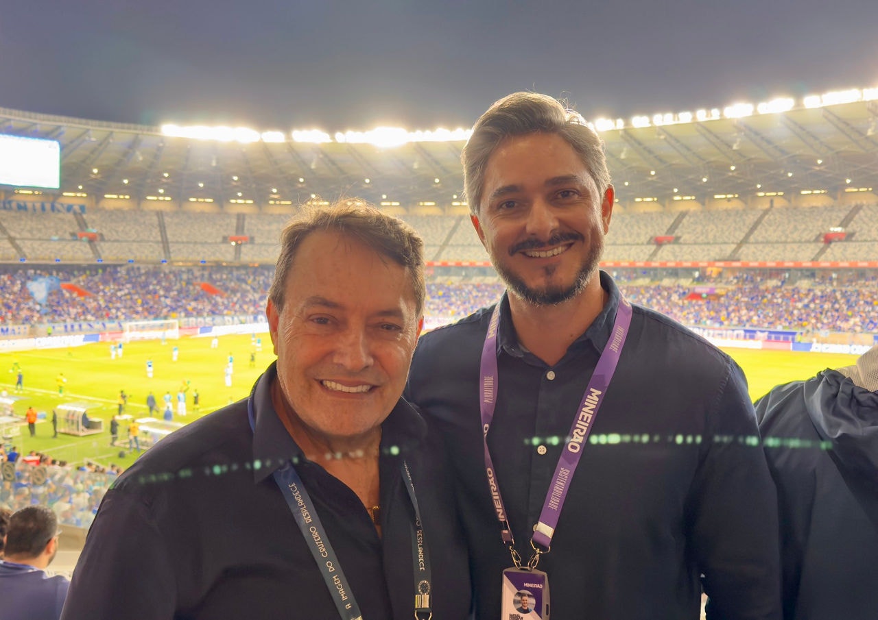 Pedro Lourenço e Samuel Lloyd se encontram durante o jogo entre Cruzeiro e Cuiabá