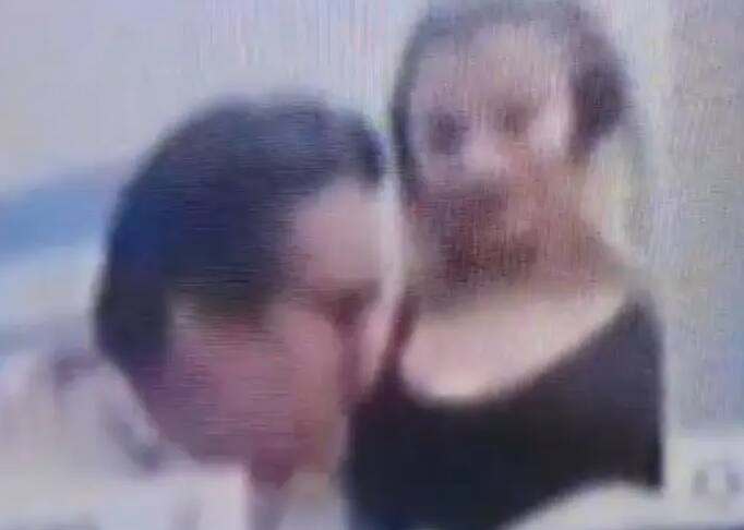 Deputado Juan Emilio Ameri foi flagrando apalpando os seios de mulher durante sessão parlamentar na Argentina