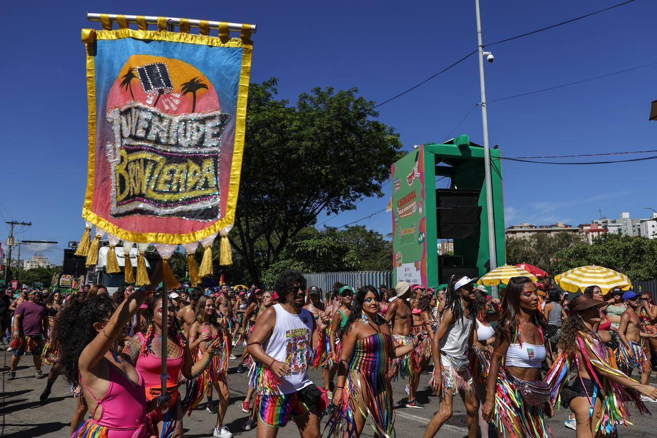 Juventude Bronzeada saiu na avenida sonorizada pelo governo de Minas, mas não poupou críticas ao governador