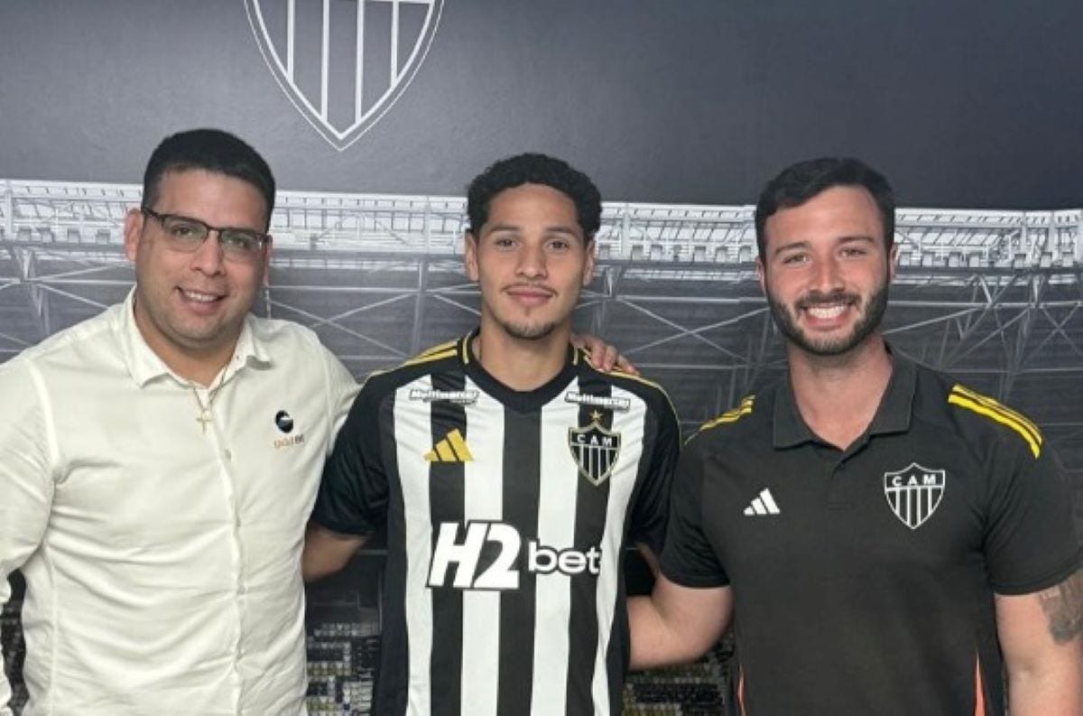 Alexis Vargas ao lado de seu empresário e André Velloso, head de scout do Atlético